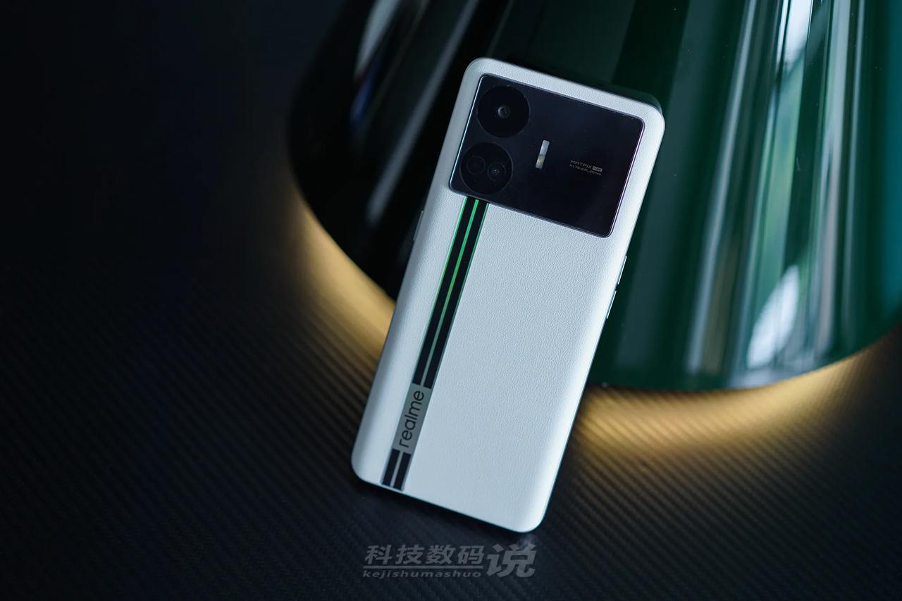真我GT NEO5 SE全新配色:圣白幻影素皮材质，看起来质感要更好一些，上手要