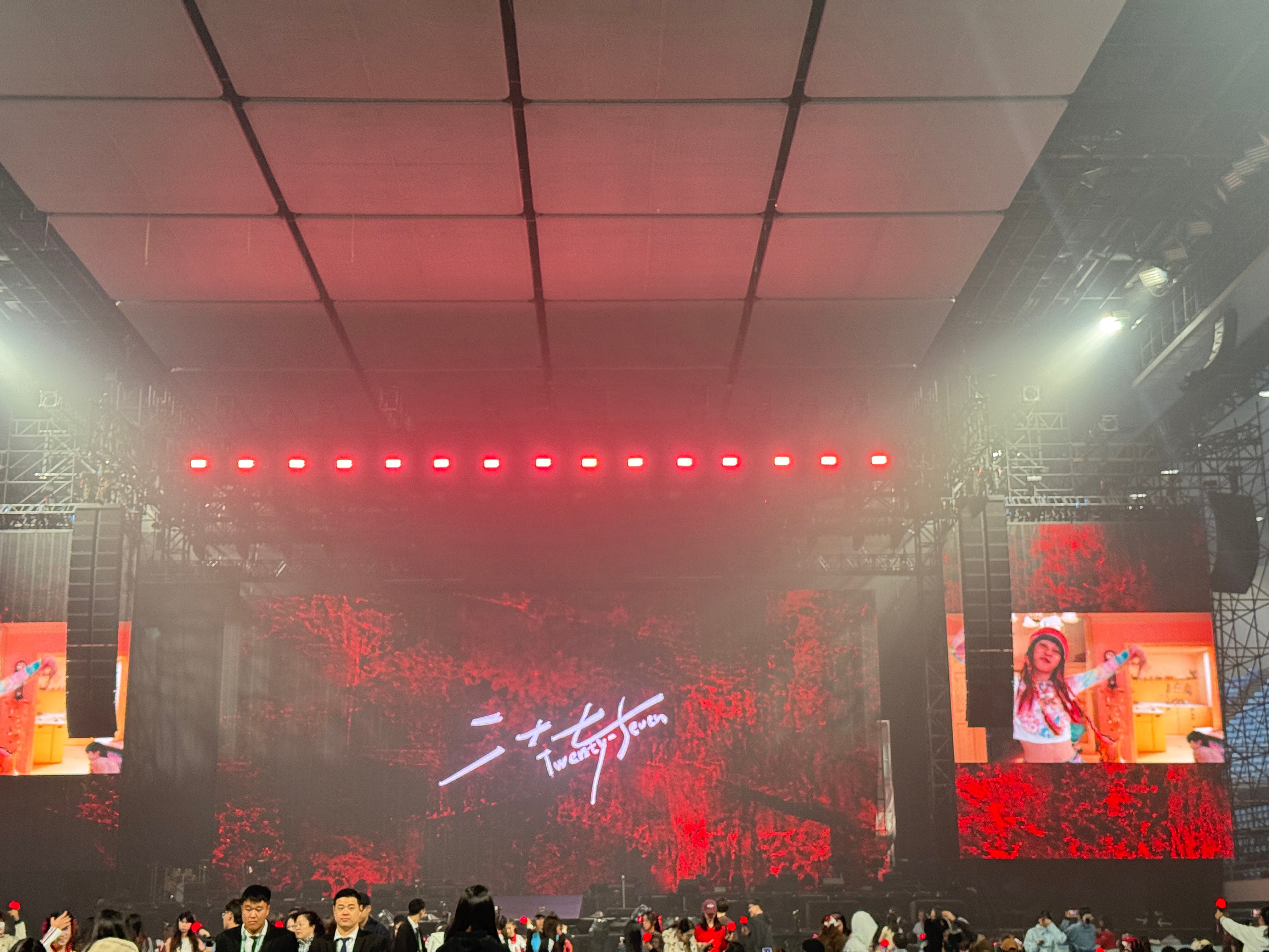 宋雨琦27音乐分享会 来看宋雨琦演唱会啦 伴手礼送的这个兔子荧光棒好萌哇！[兔子