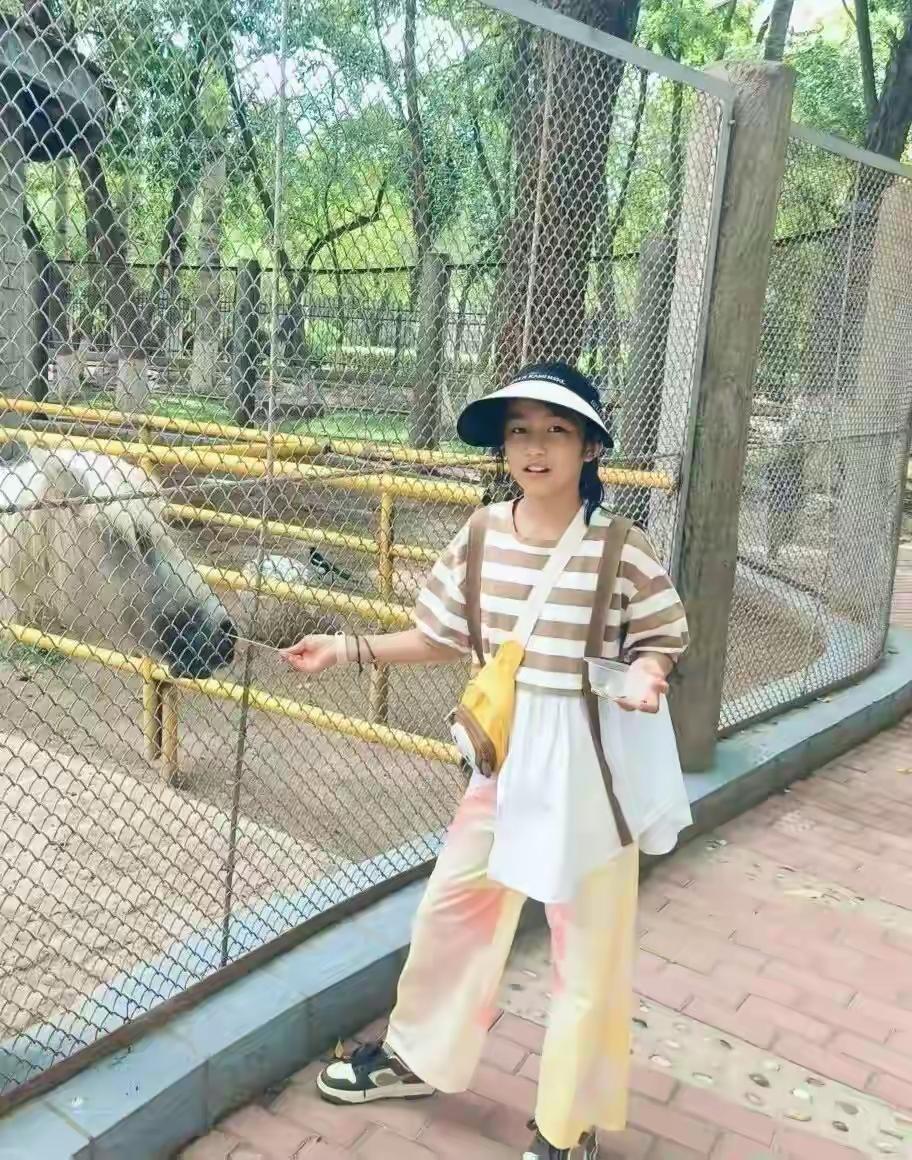 现在全网最难过的人，
就是冰窟救人的女孩父母吧，
不是因为女儿大冬天湿透了，而是