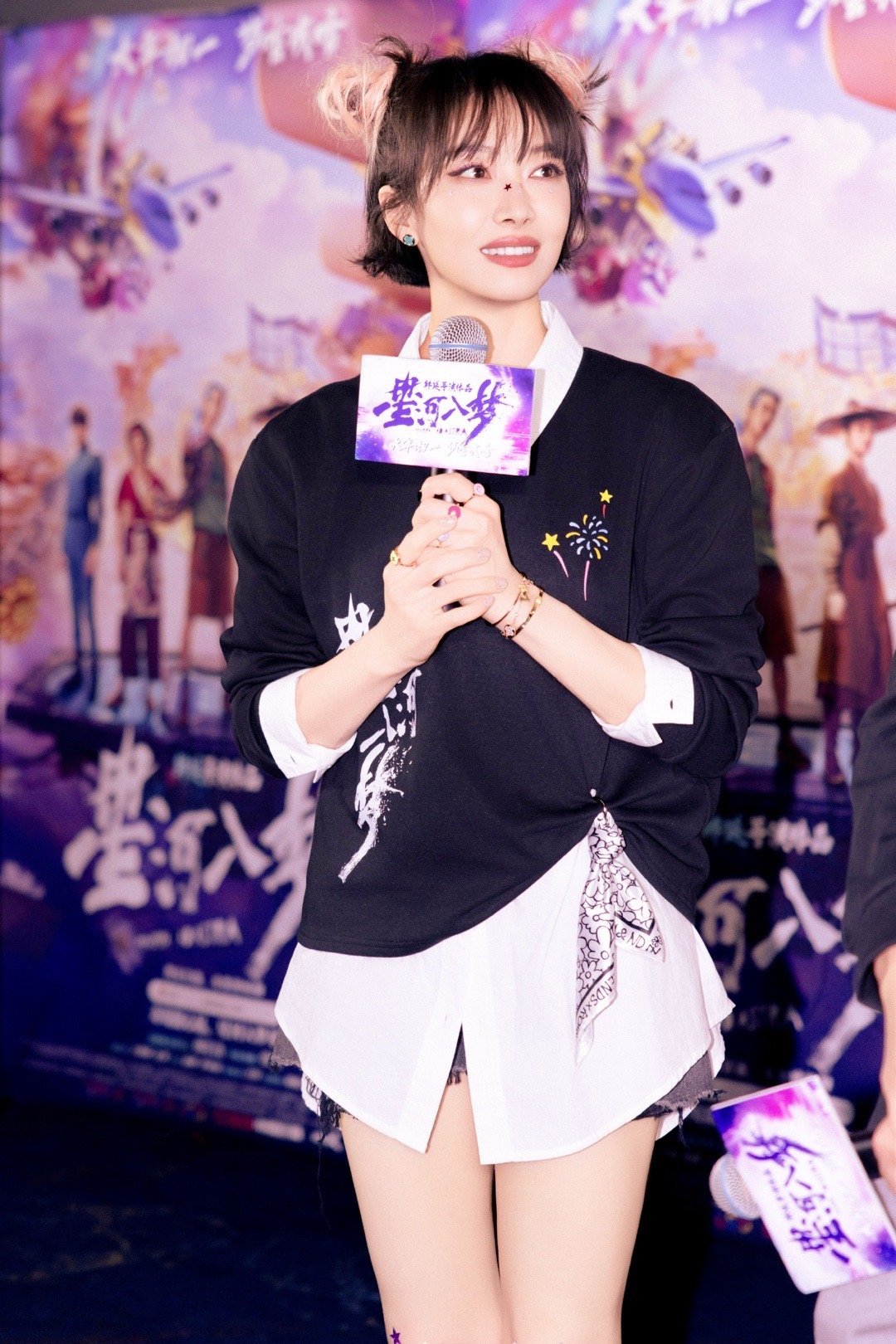 粉黑双马尾俏皮又吸睛，黑色卫衣叠穿白衬衫，搭配丝巾细节感拉满，宋茜在《星河入梦》