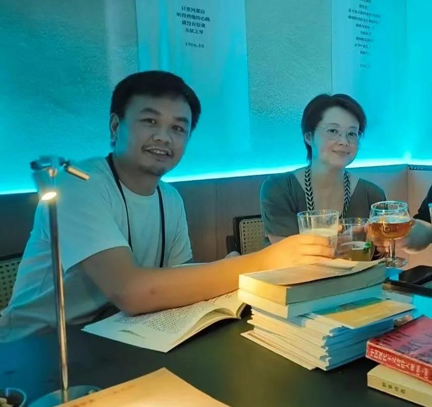 袁立老公这颜值也么样？

袁立我非常喜欢且敬佩的一位演员，她心直口快，敢作敢当，