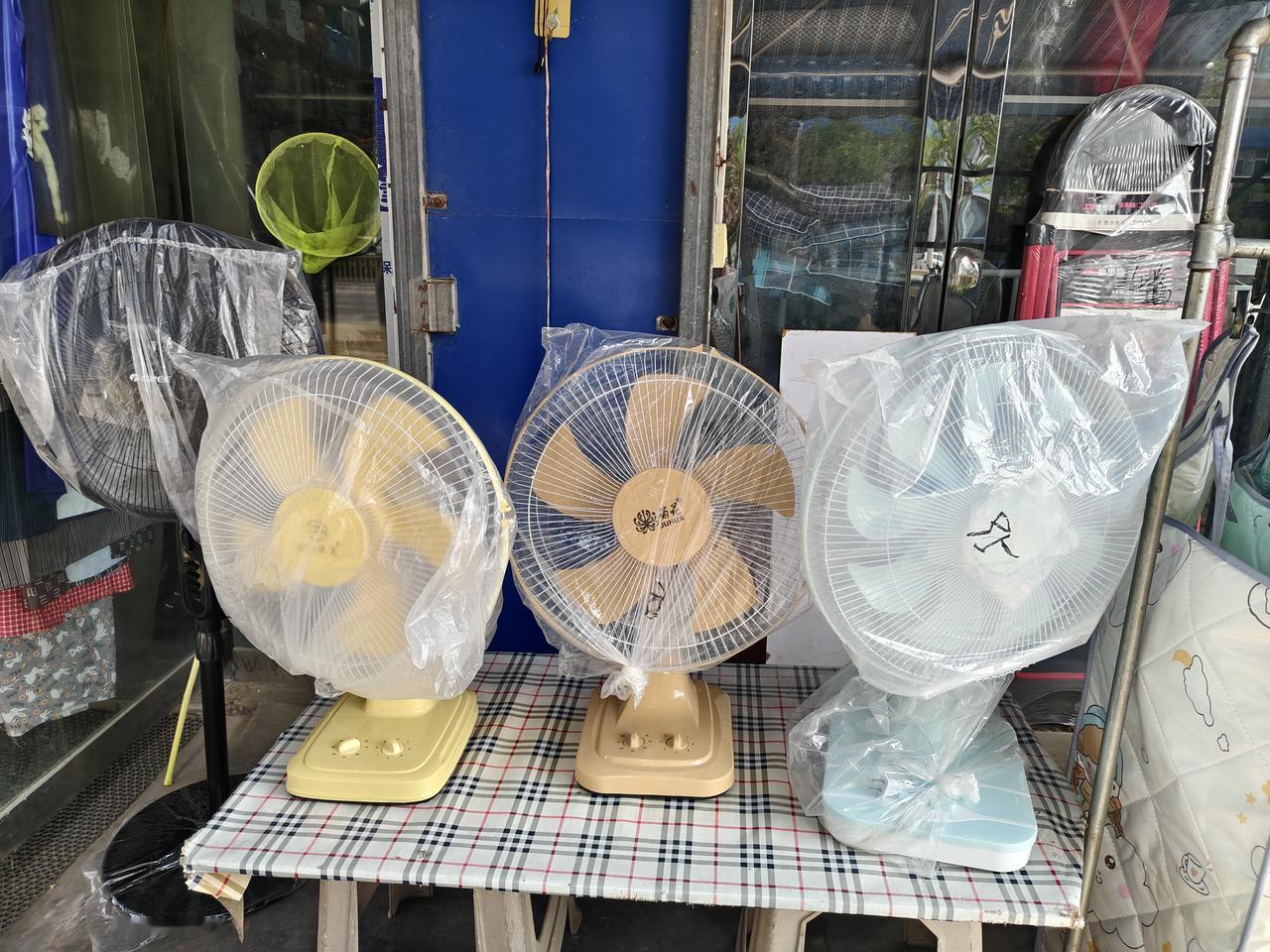 您瞧，在运城市临猗县，这电扇的价钱也是五花八门，起价50元，65元，75元，95