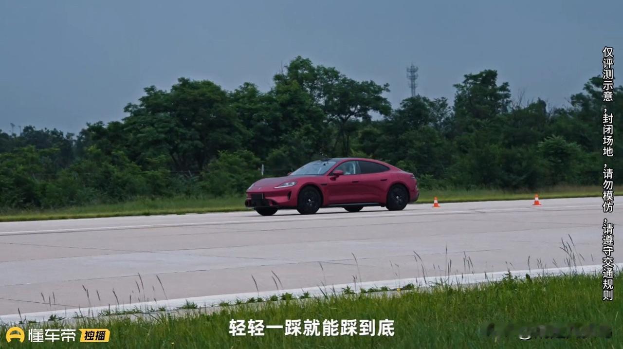 常年开着车跨省追风景拍素材，一直对纯电长途续航心存顾虑，总怕半路电量告急、到处找