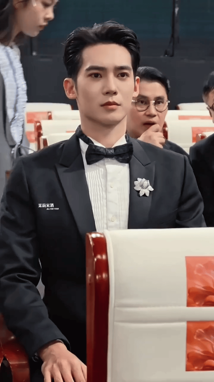 谁能分清这是于适还是蜡像背后叫于适得用捶的不使劲捶几下根本没办法叫醒于适本人 