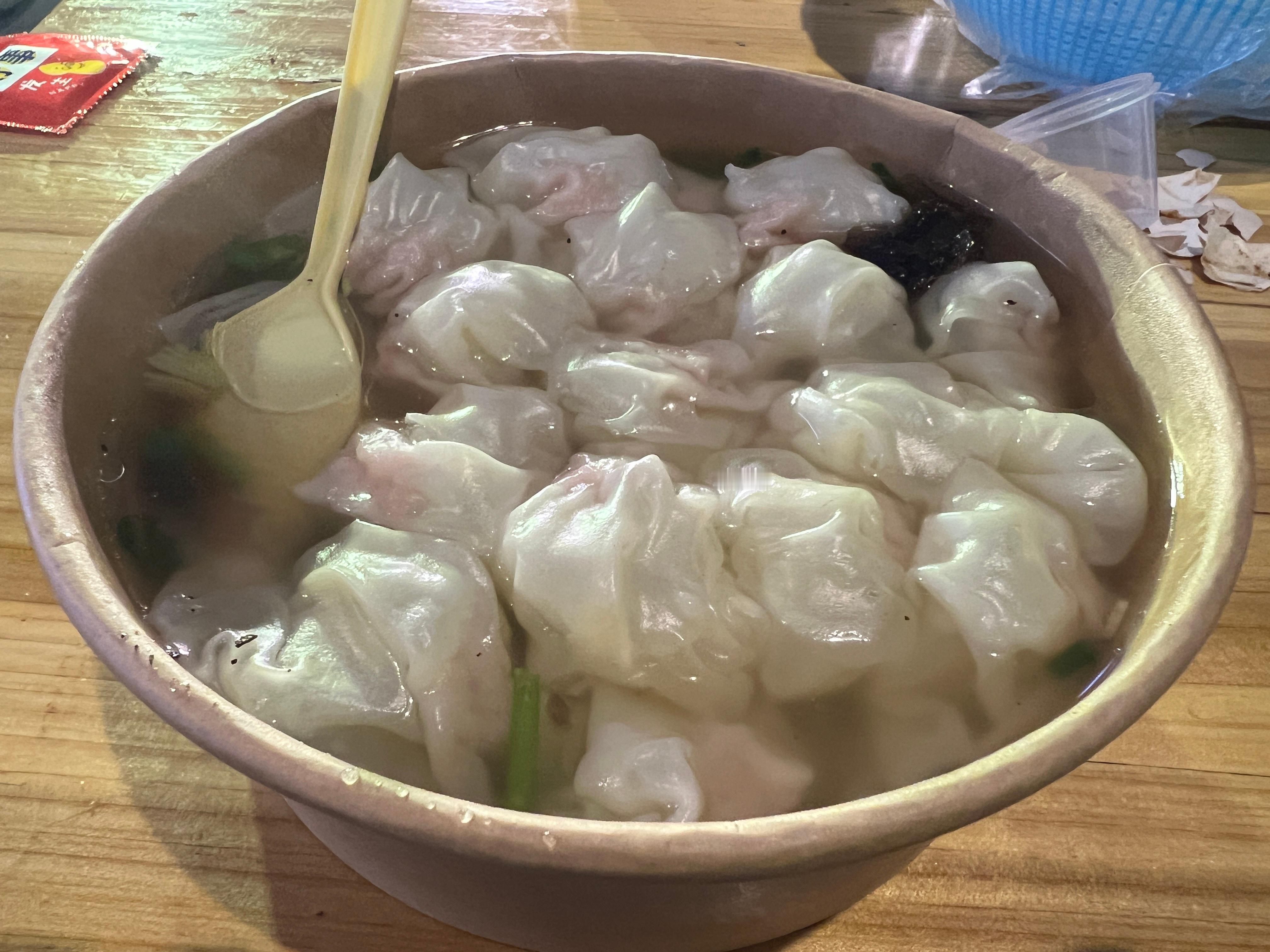 这路边摊的“泡泡馄饨”也不错，今天晚饭解决了。 