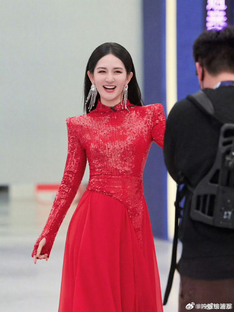 谢娜乌兰图雅十级粉丝看得出来谢娜是乌兰图雅十级迷妹了！一口一个“小图雅”，叫的好