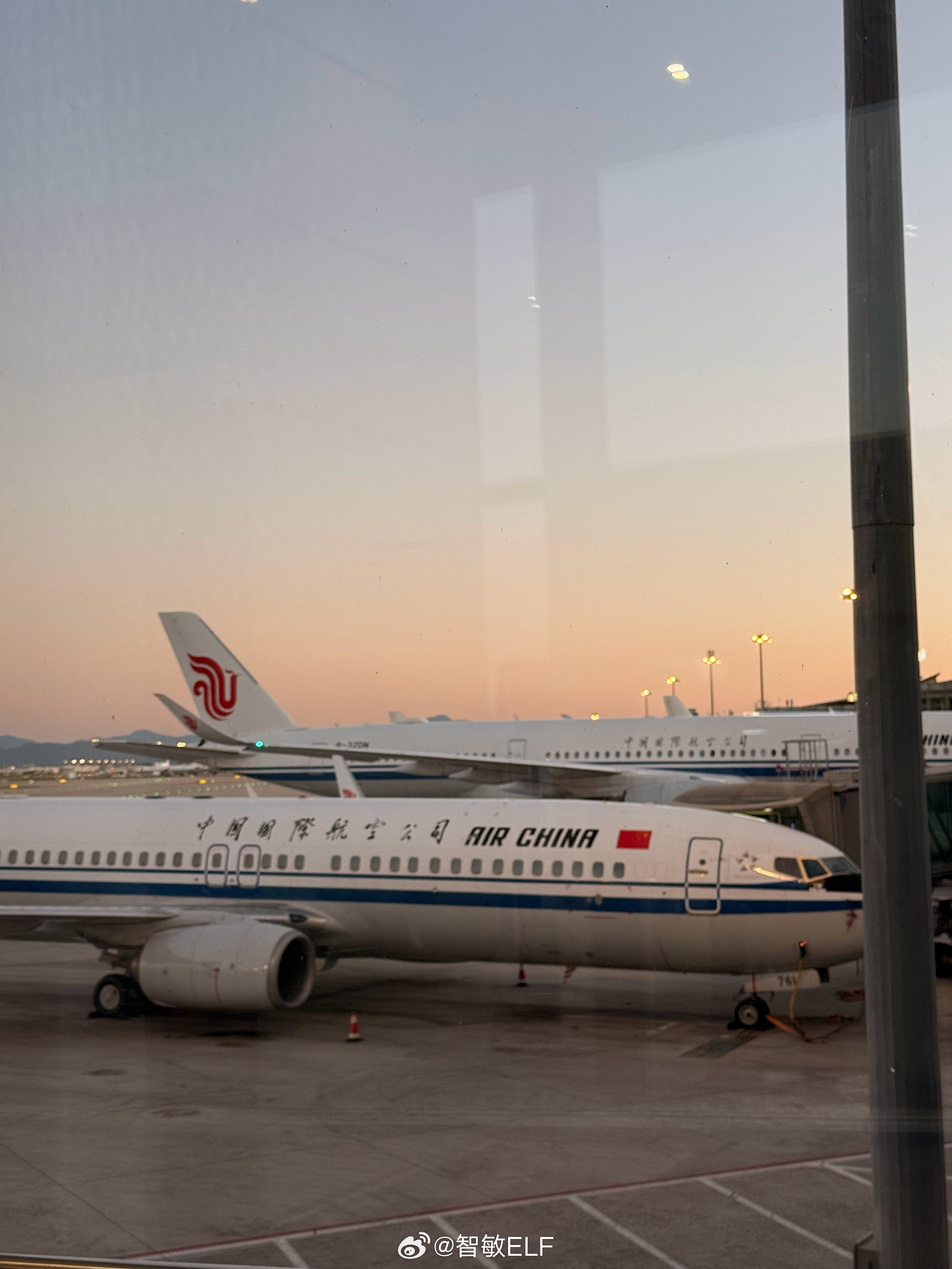 大早安！开启新一轮流放模式[淡淡的]北京早上五点的天空还是挺美的～  ​​​