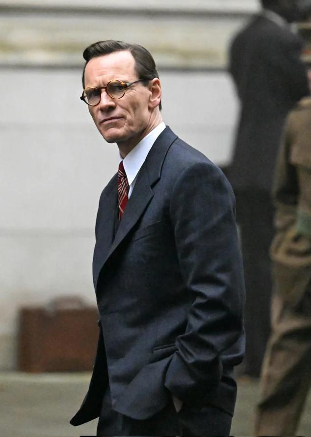 “万磁王”法鲨，新剧里演肯尼迪老爸，粉丝已经拍到了现场照。网飞在卡罗琳·贝塞特和