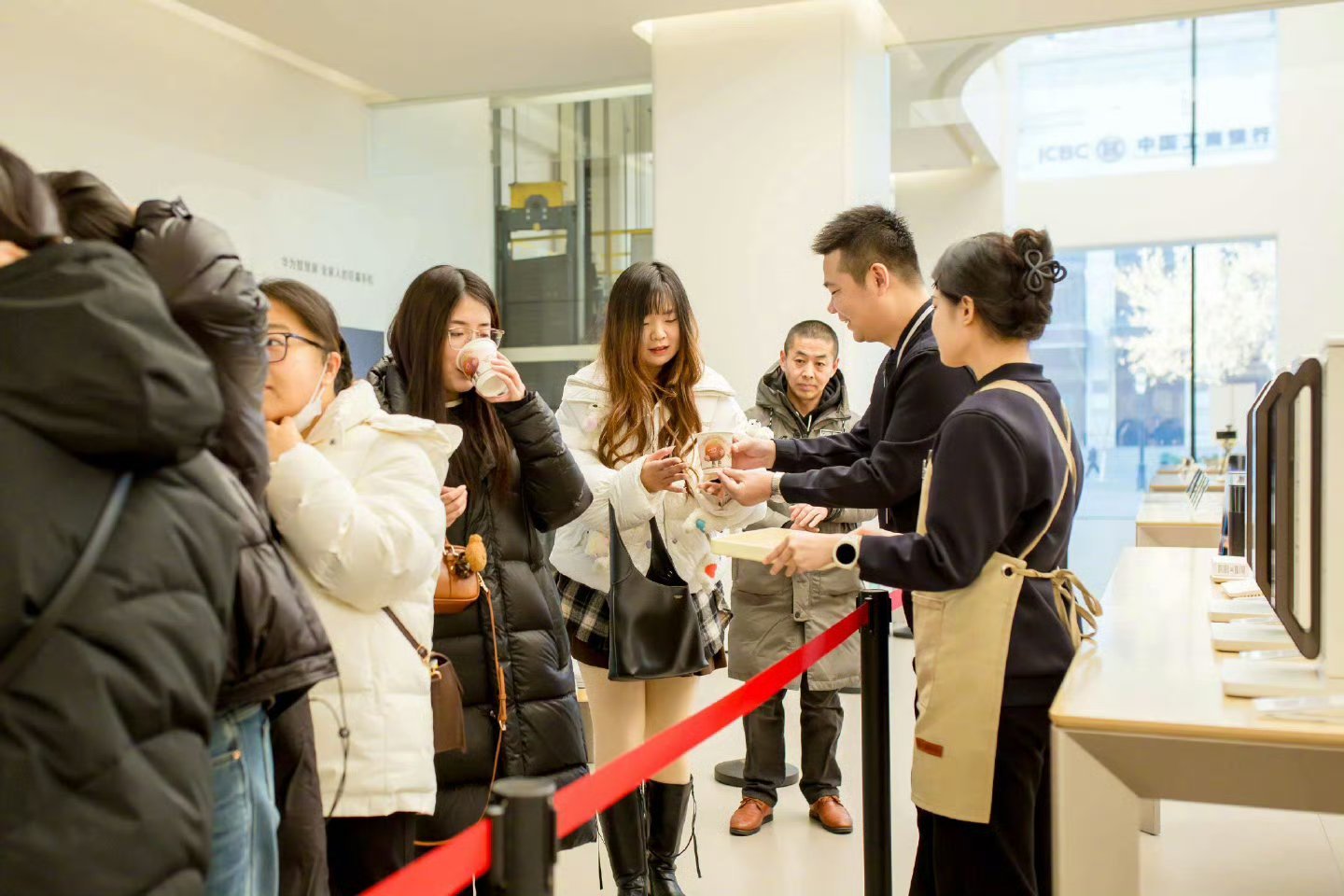 华为Mate80线下销售盛况这次Mate80系列货源准备很充足呀。线上线下非常火