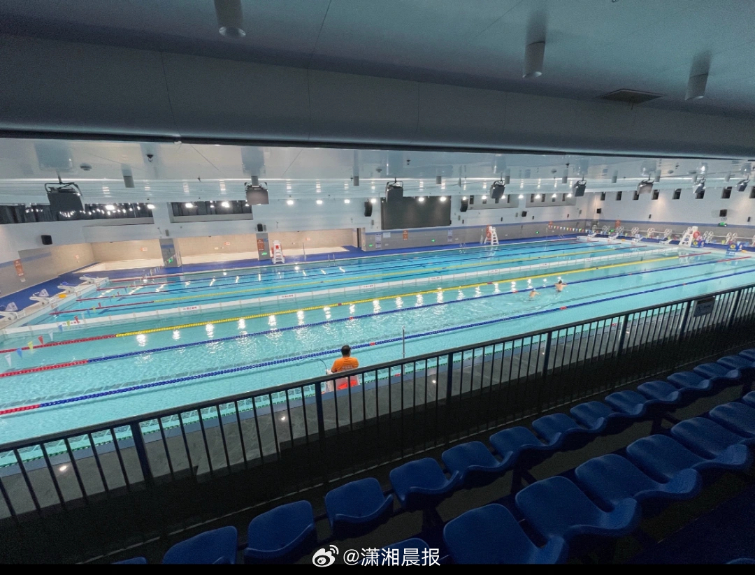 【#泳池发现呕吐物游泳馆暂停营业#，#体育馆回应泳池发现呕吐物#：市民个人行为，