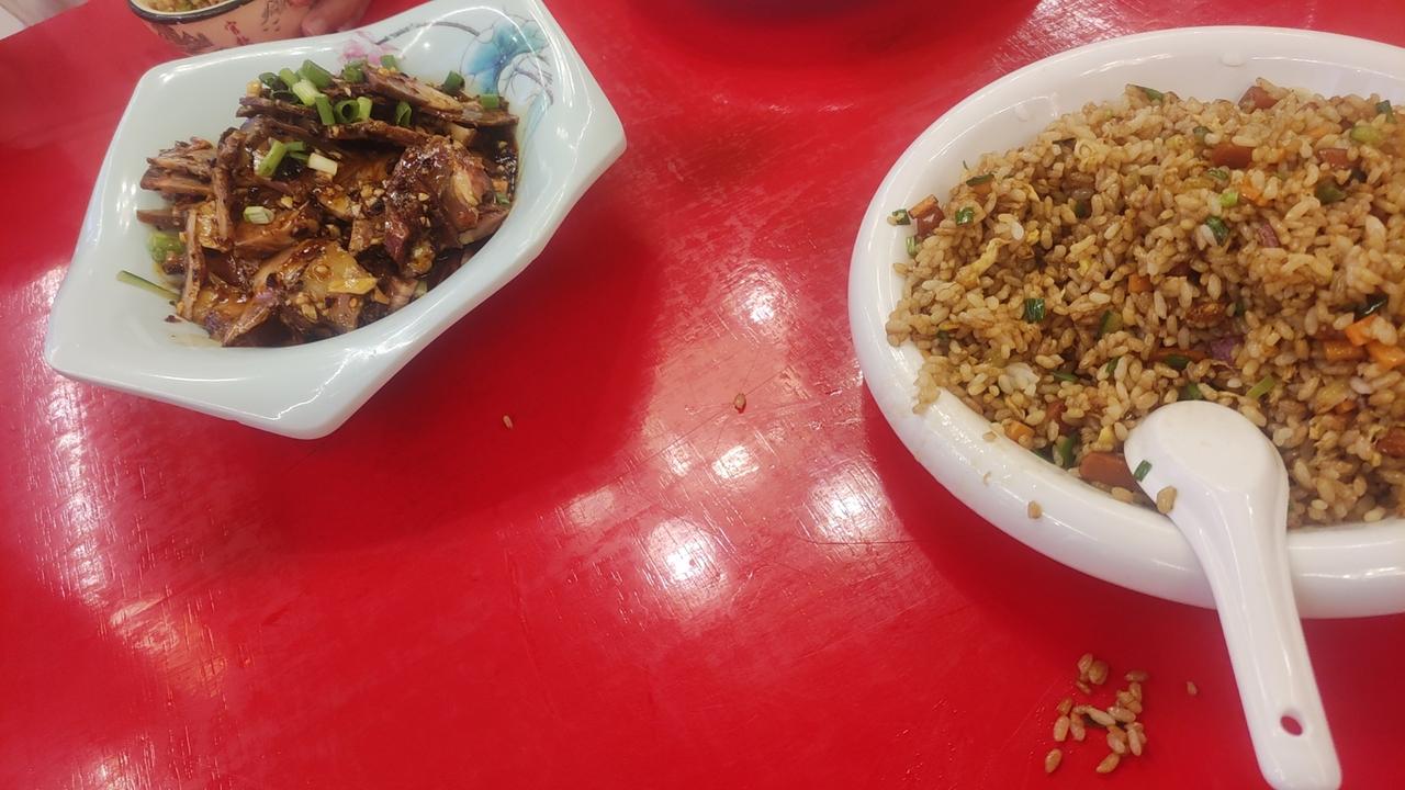 赶了一天的火车，下车后吃一碗蛋炒饭真的太香了！什么东西最美味，其实还是要看自己饿
