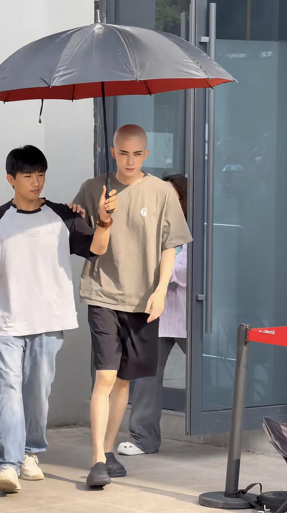 敖瑞鹏都这个造型了，还是很帅啊……走出来那一刻，哇声一片啊……

敖瑞鹏和李兰迪