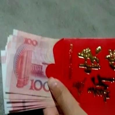 男人一旦开始跟你大谈“格局”，多半是要拿你的钱，去充他的面子。
就因为个份子钱，