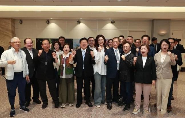 郑丽文所乘班机缓缓降落在台湾桃园机场，舱门打开的一刻，机场外早已分成两拨阵营的人