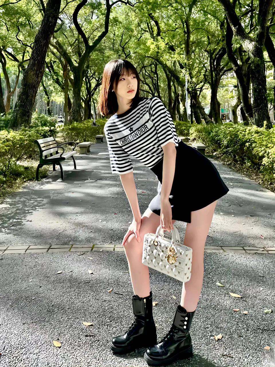 大S大女儿Elly最新商务照释出，格子T恤搭黑的短裙看着好正，透着一股高冷气质，