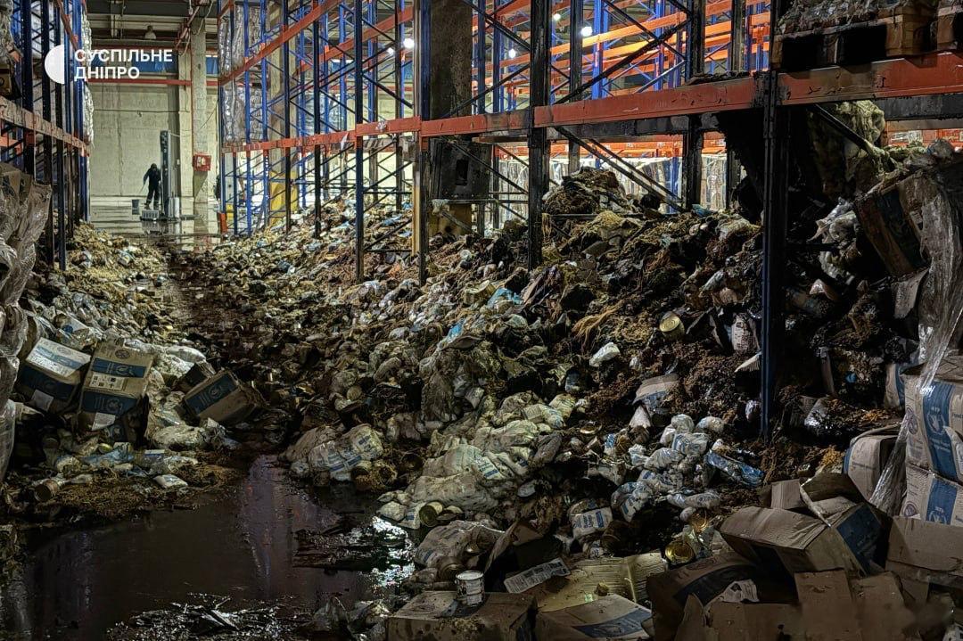 在第聂伯罗，联合国世界粮食计划署的仓库因俄罗斯的袭击而受损。11月19日晚，俄罗