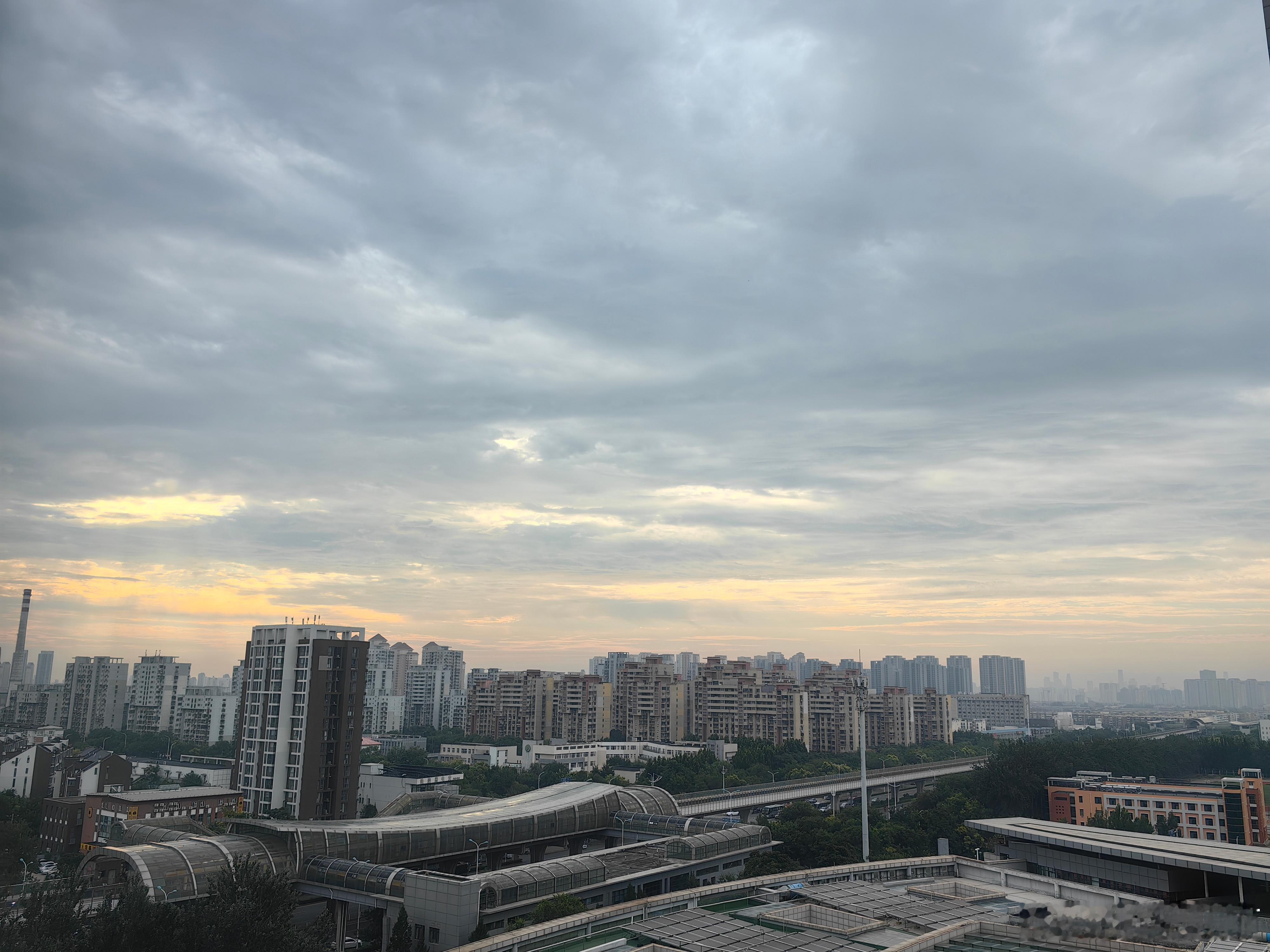 一下快速路，我就得打起十二分精神，把小眼睛瞪得铜铃大，去对抗那些随时出现的三蹦子