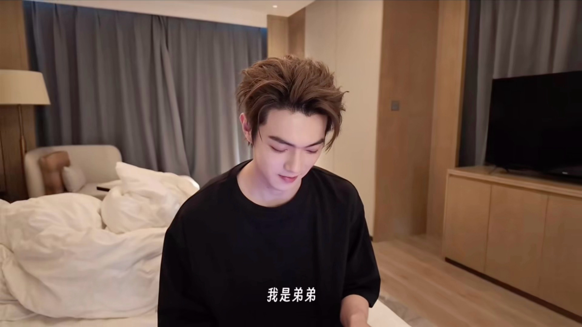 许凯：我不是哥哥我是弟弟许凯：那你让我搞个发型不是更怪吗最后：顺毛就好大张伟画外