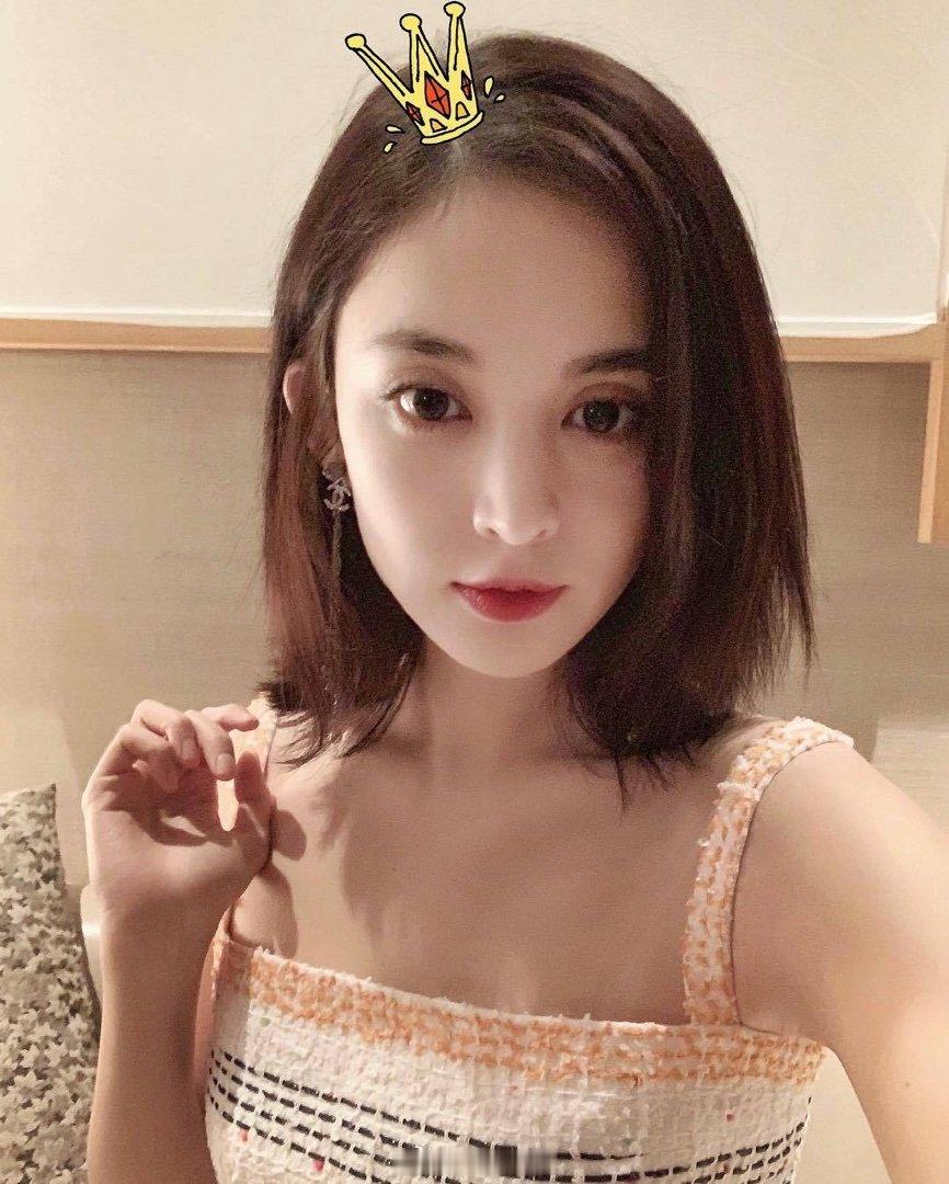 娜扎第一美人无需多言，涂个口红就出片了... 