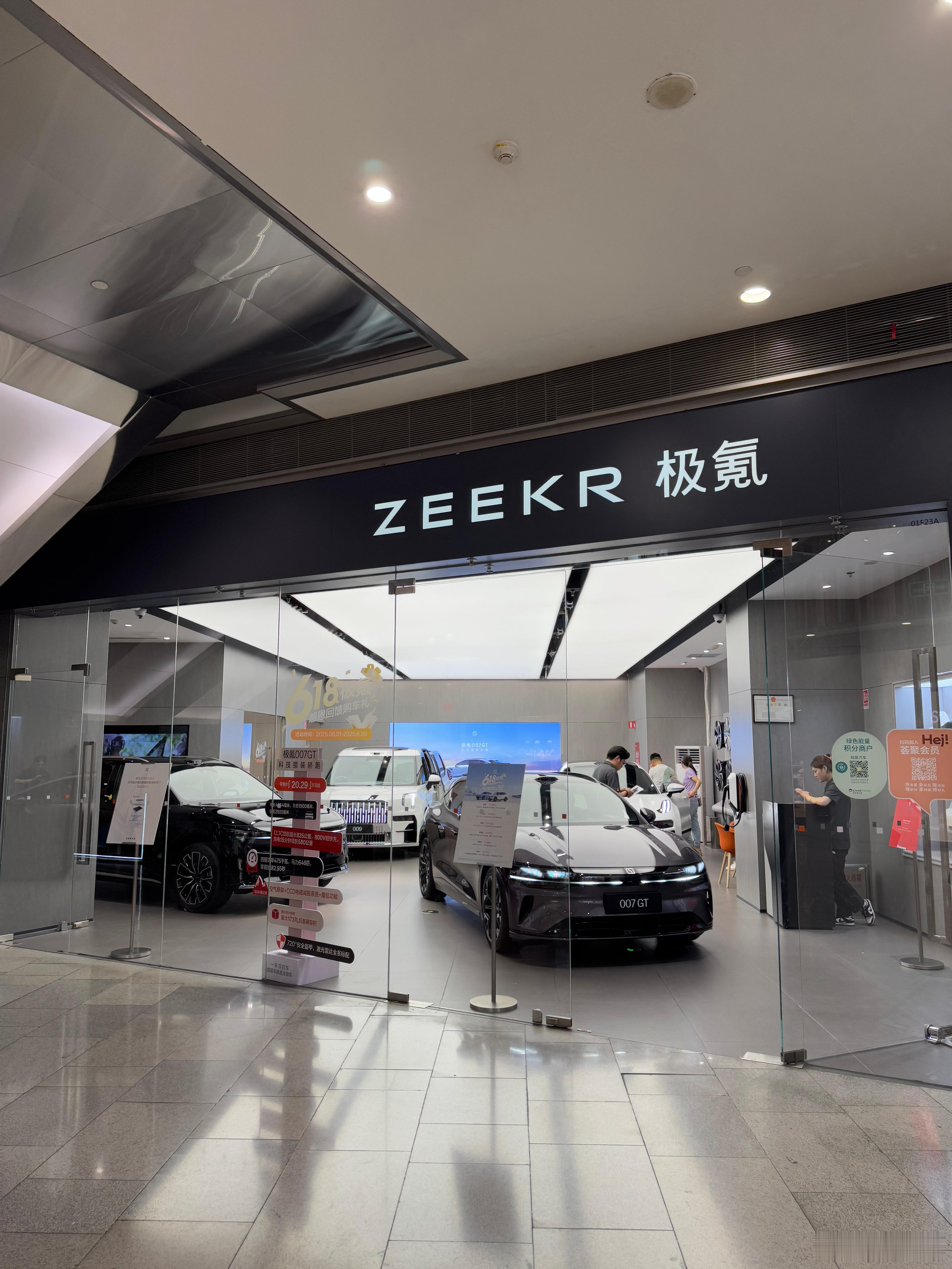 路过极氪门店，很多客户都是来看007GT和7X的，我还是觉得极氪007GT会更加