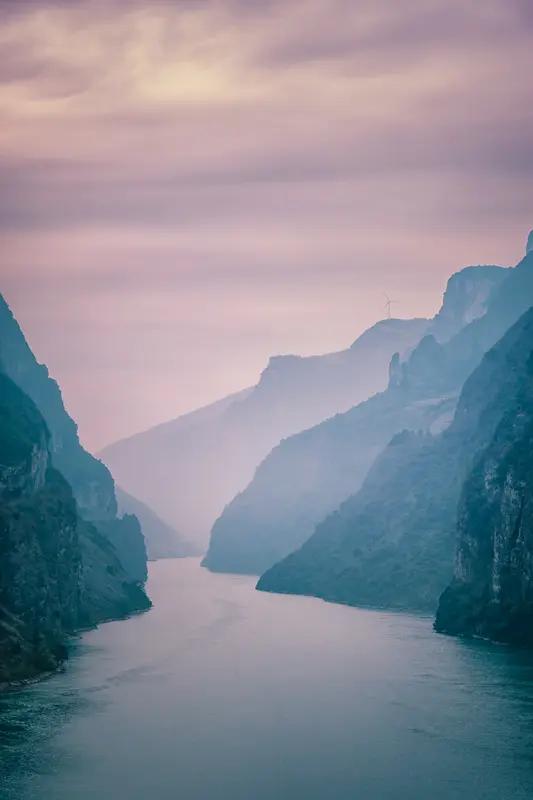 上联：山青云雾秀，下联：？下联：水秀映山青。