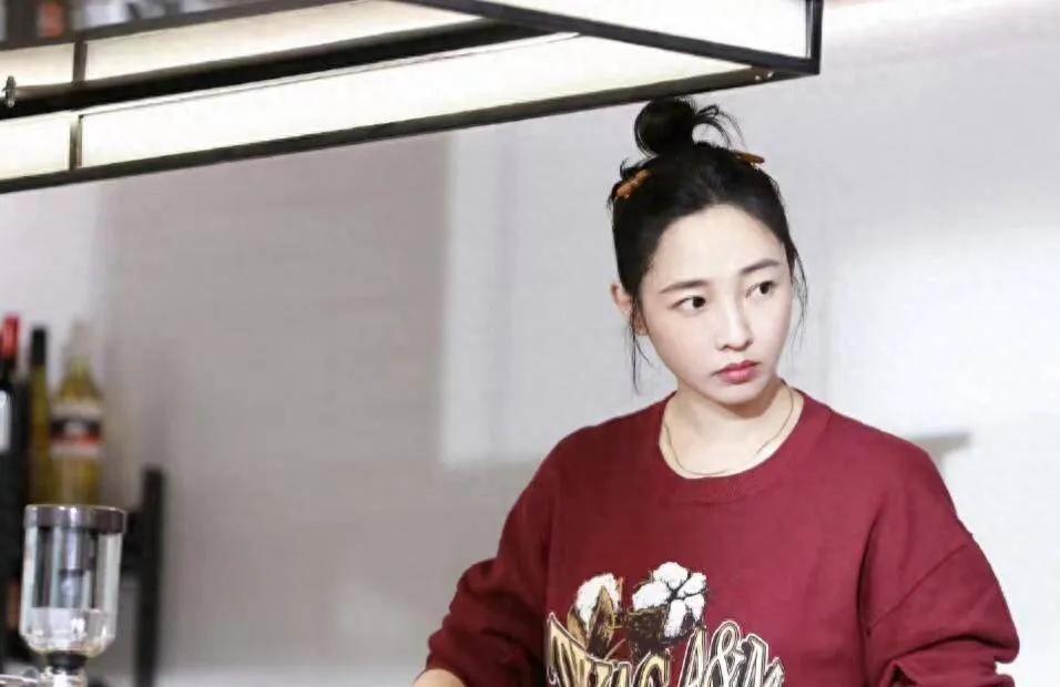 白百何的一生简直就是无拘无束自由的典范！

试想一下，20岁恋爱，22岁嫁给心爱