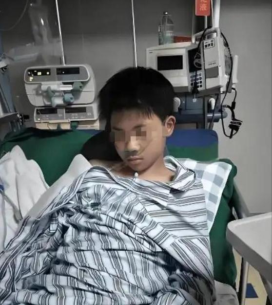 16岁男孩诊断重度抑郁，花光35万积蓄治疗无效，父亲一脚踹去：“装模作样！”想不