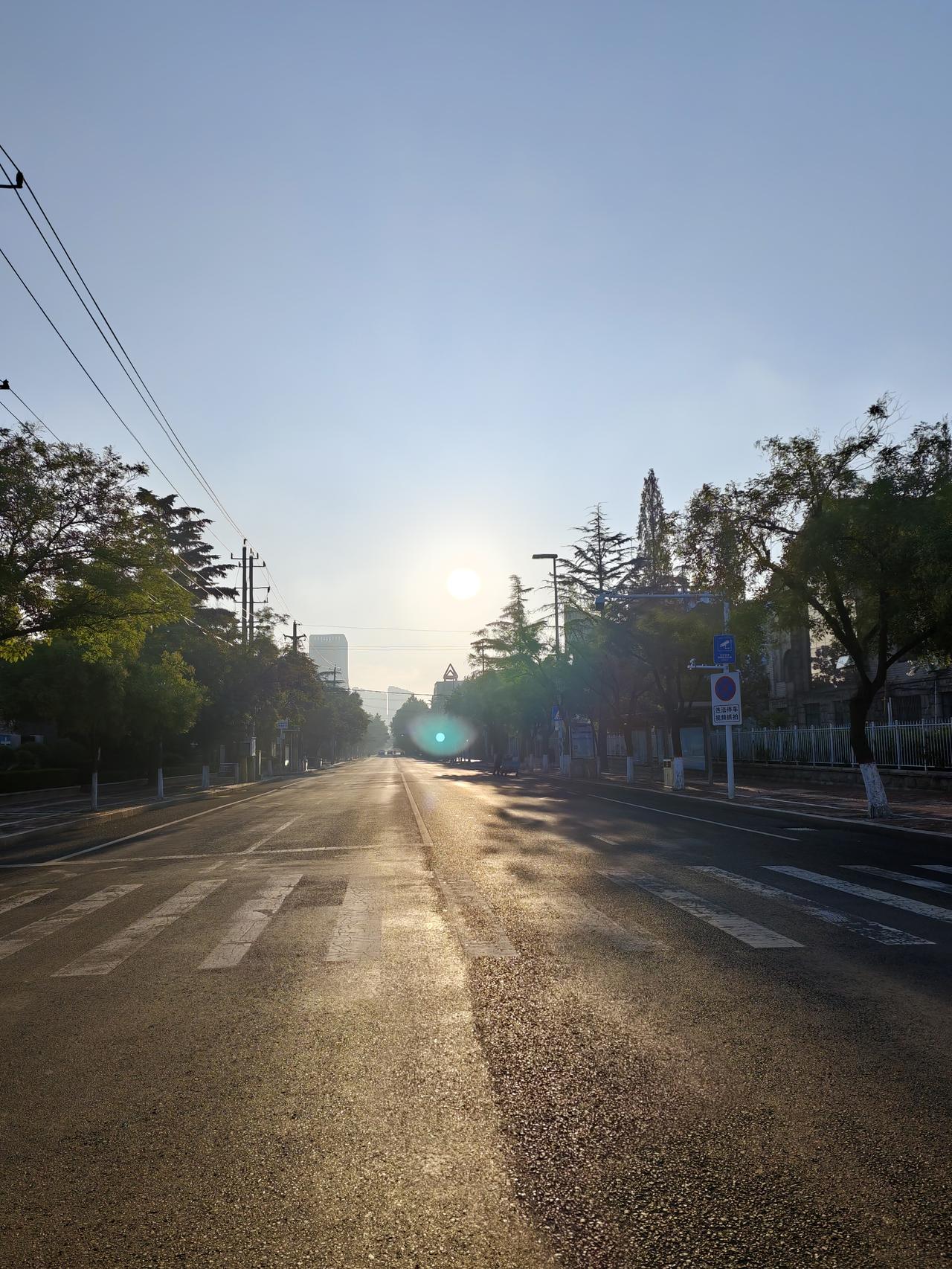 特别是中午时分，如果出门在外，让那大太阳一晒，与酷夏无疑。
真不知，这天多会儿能