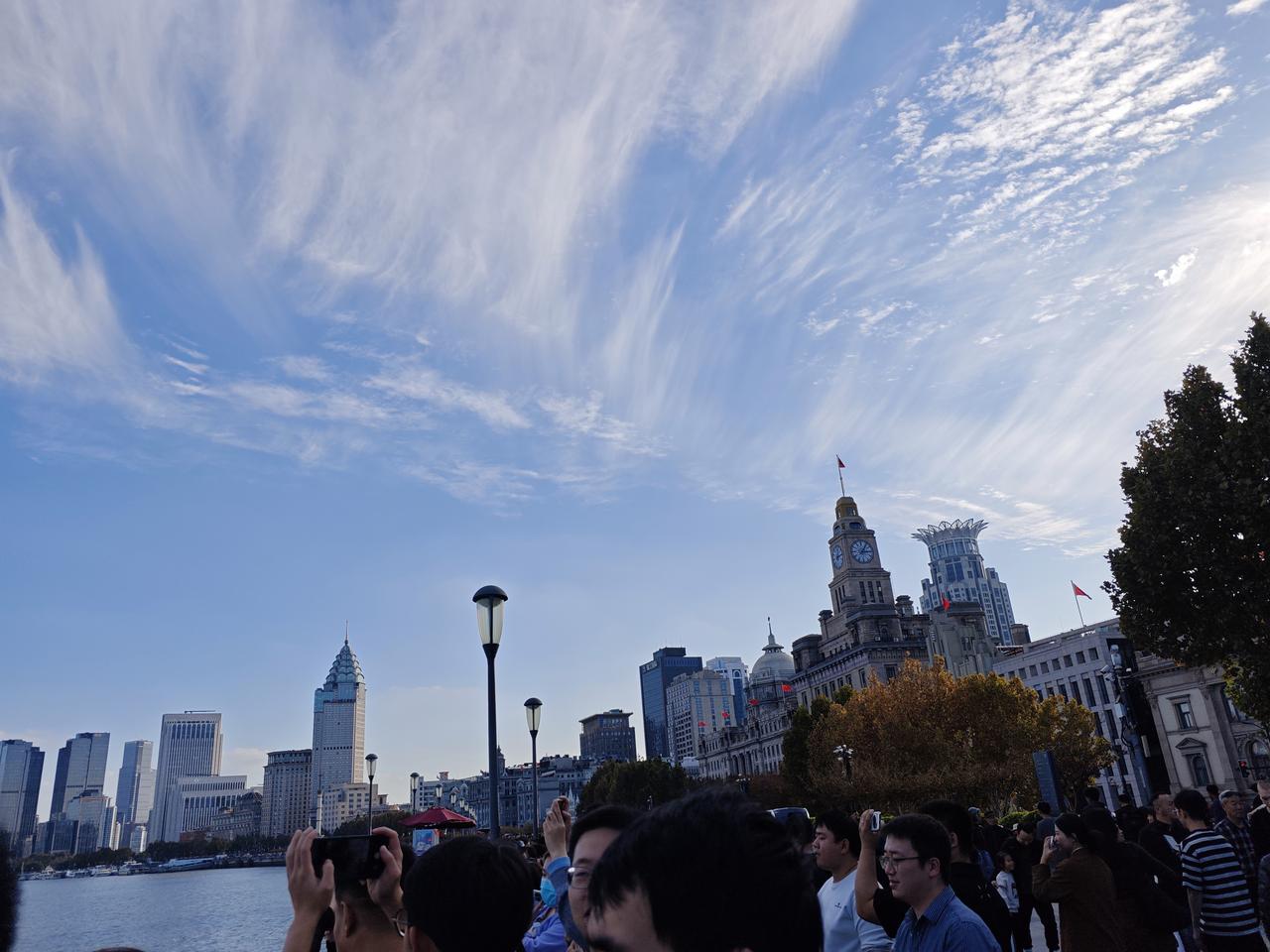 很多短剧故事情节跌宕起伏引人入胜。特别是在剧情上设置了大量的反转、冲突和爽点。有