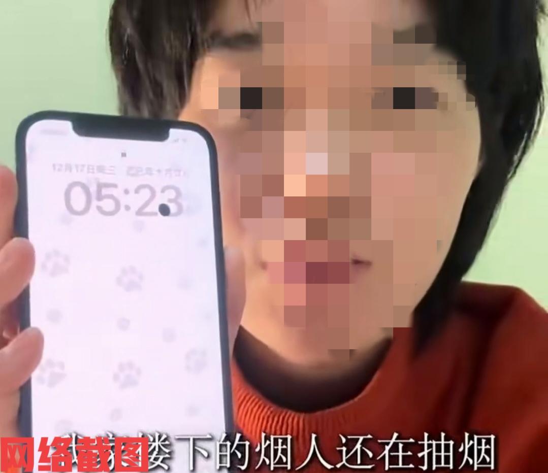 四川有女子在家还遇心烦事。

只因女子邻居在家吸烟，烟味却顺着排风管进到女子家里