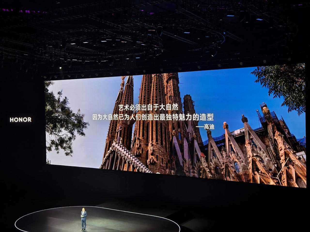 原来灵感来自这里~[吐舌]明哥说他第一次看到这个设计想夺门而出[允悲]。