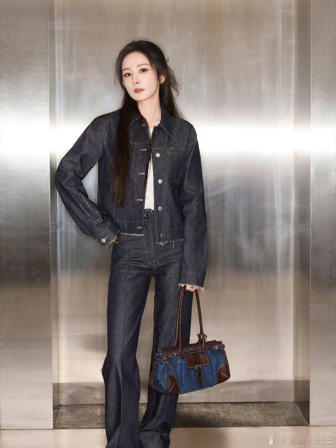 杨幂柳智敏撞衫杨幂柳智敏身穿Prada牛仔套装两位都好看期待她们闪耀🪩时装周 