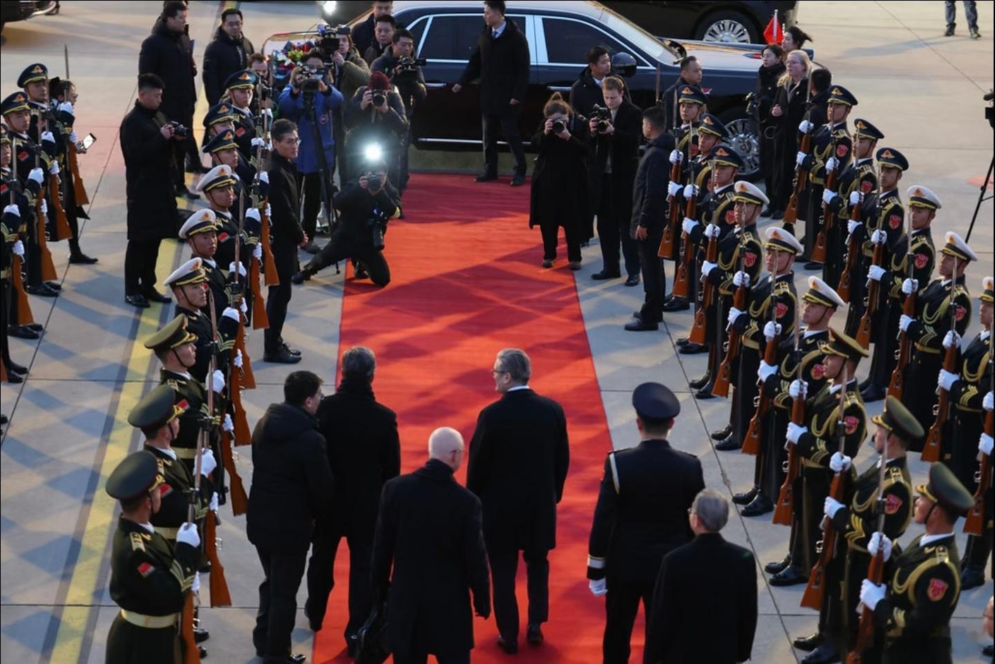 特朗普批评斯塔默访华。斯塔默说，法国总统和加拿大总理已经访华，德国总理也即将访华
