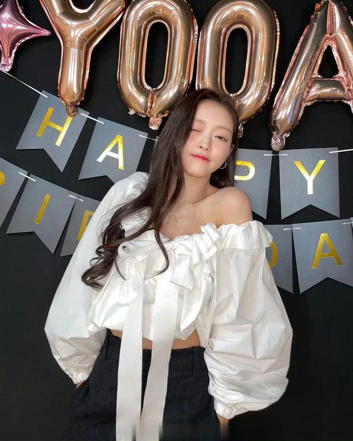#明星私服搭配[超话]# Oh my girl  YooA 私服搭配白色上衣很公