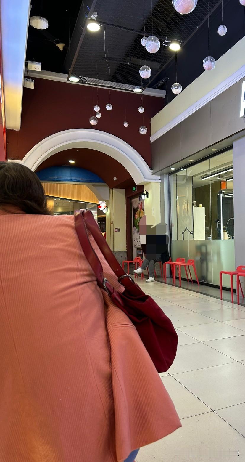 很多人都认可的一种看法，

老一辈的人普遍做事情不太懂分寸，

或者是现在流行的