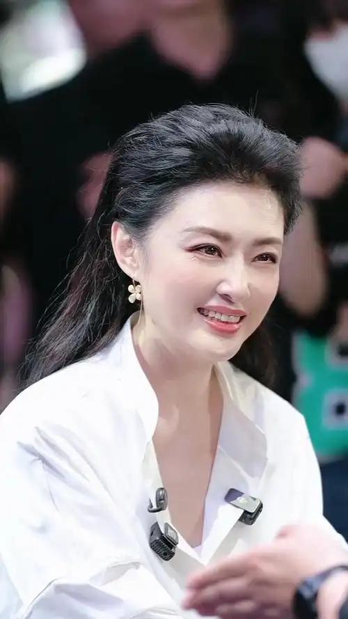 从倪萍到龙洋、马凡舒，央视审美真的变了吗？
 
这些年看央视春晚，主持人一代接一