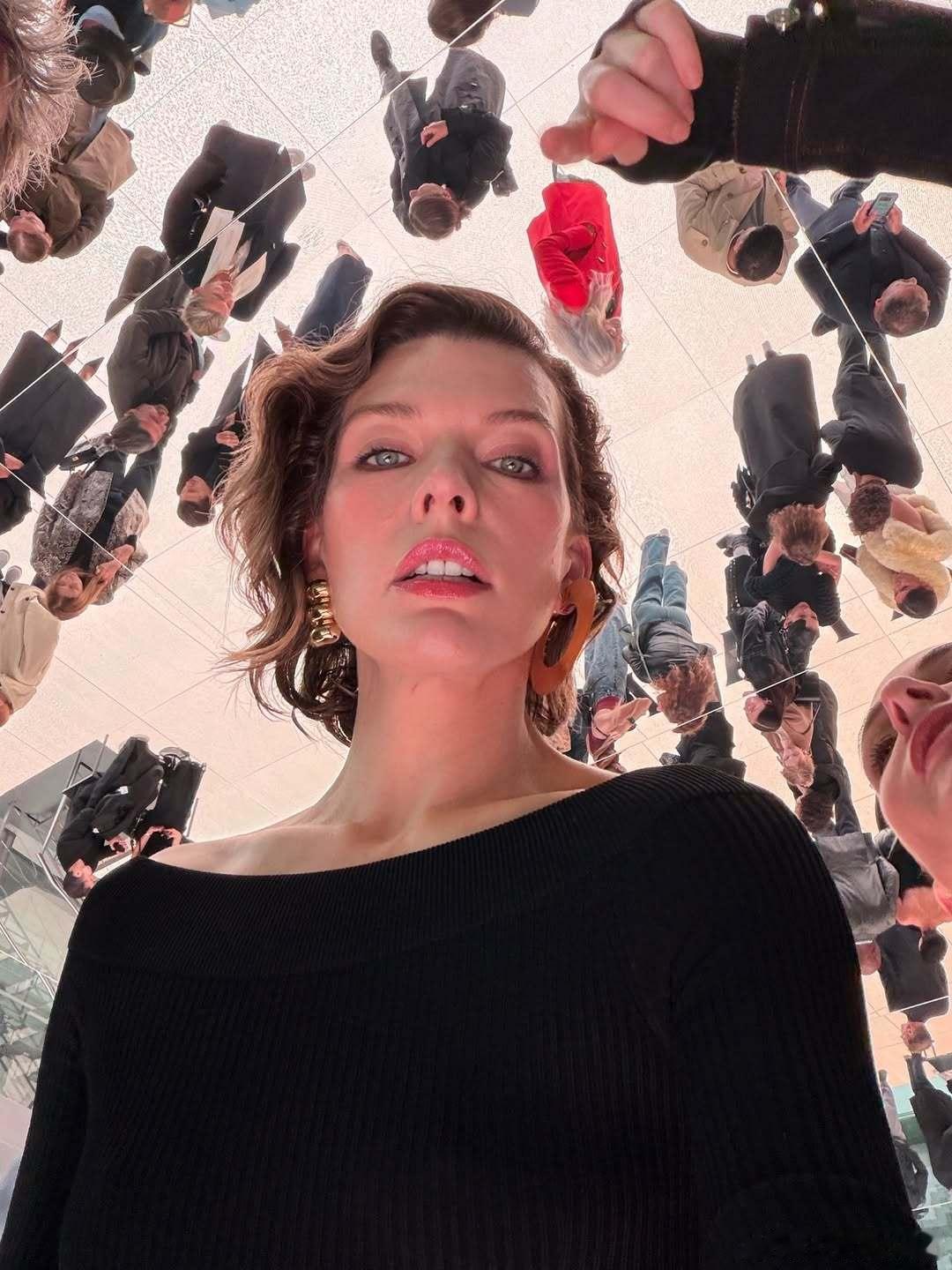milla jovovich米拉乔沃维奇在巴黎时装周期间出席观看Alaïa品牌的