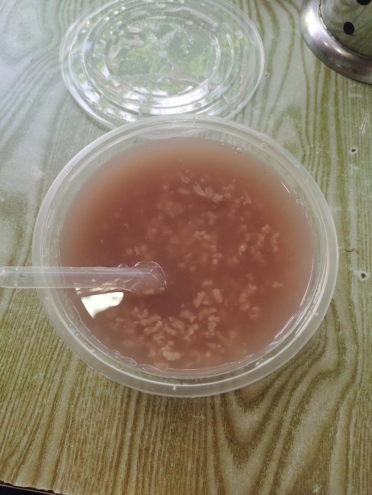 原料成本2毛卖5元，这利润率可以媲美医药了。为什么很少有人喝这个红豆粥呢？贵是一
