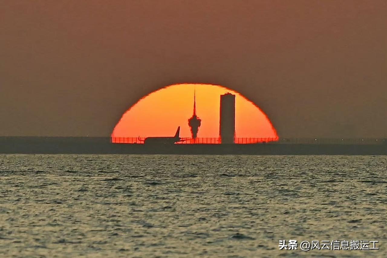 这是一张大湾区粤港澳三地合照：香港飞机+澳门塔+珠海中心同框 

拍摄：Leun