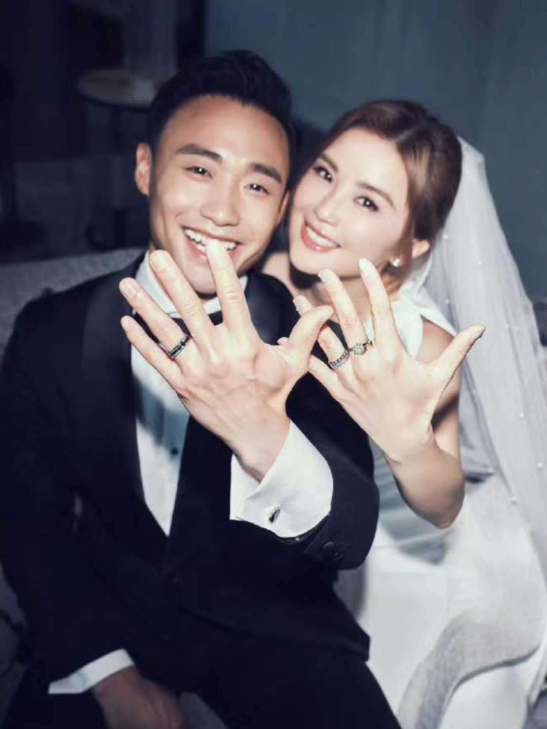 曝蔡卓妍含泪控诉丈夫 蔡卓妍刚刚晒出婚纱照官宣和现任丈夫林俊贤结婚，配文“恭喜我
