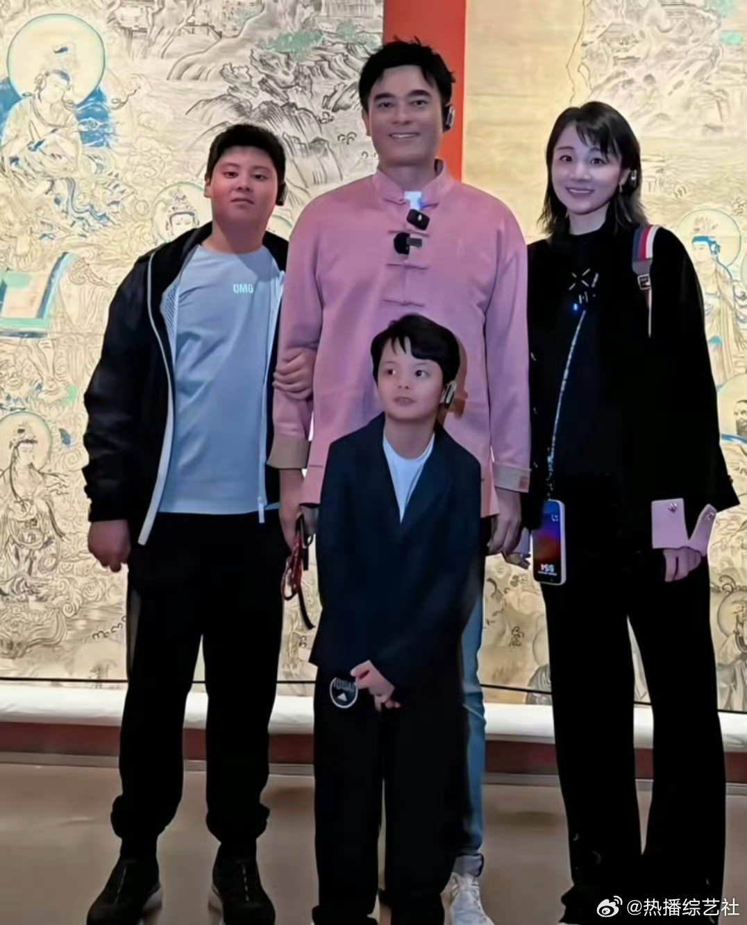 摒弃老旧观念，尊重女性付出，陈龙家小儿子章纪晨随母姓，这才是现代婚姻该有的样子陈