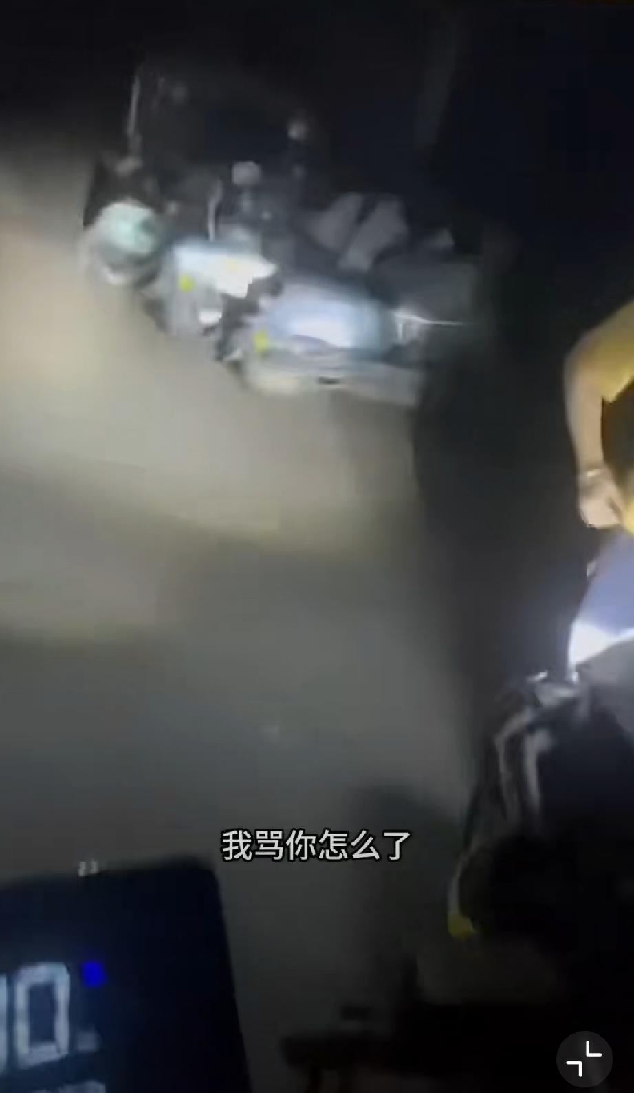 女子点外卖漏填收货楼层，骑手抵达小区楼下电话核实信息，却遭到女子辱骂。
骑手好言