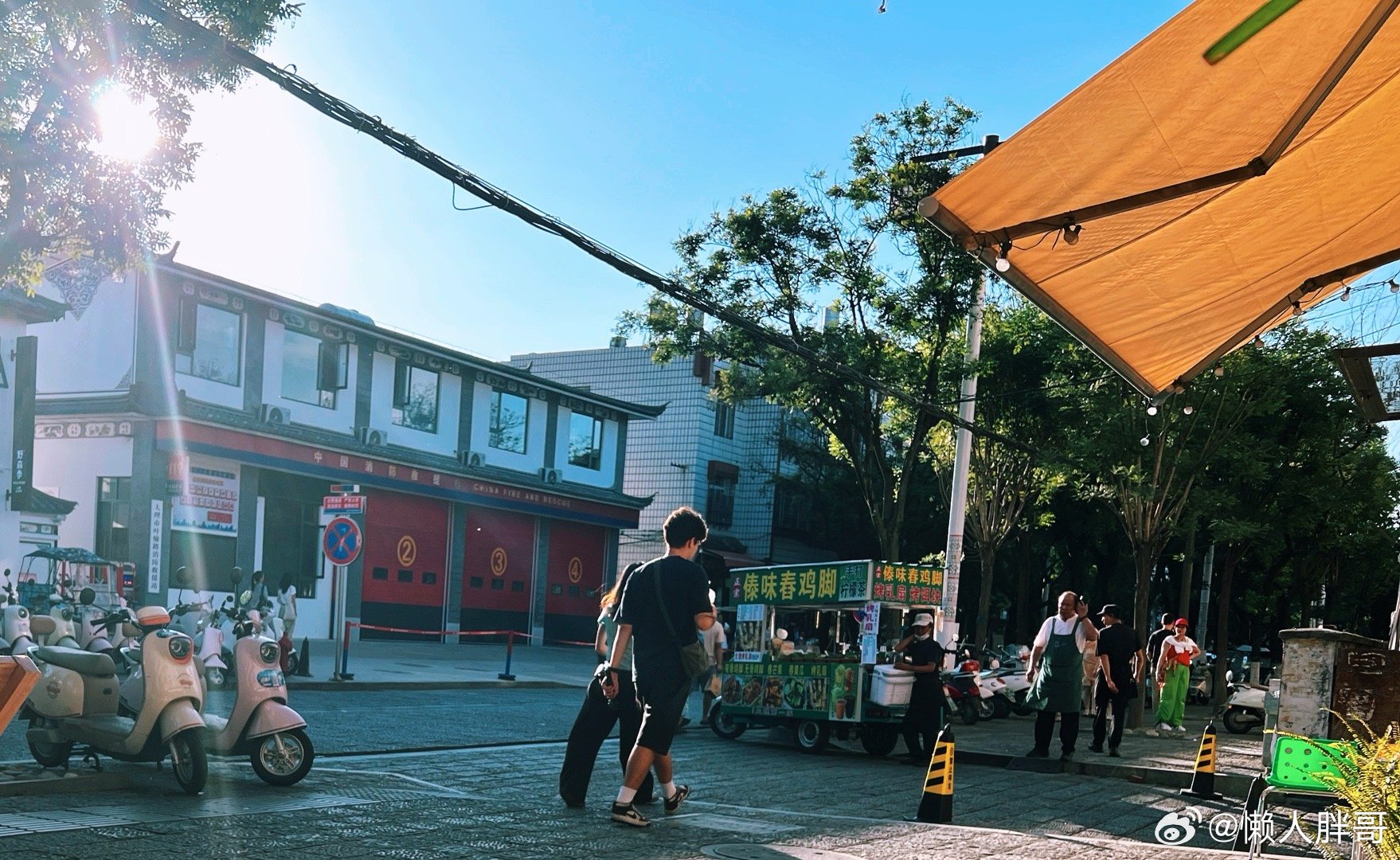 一男一女外国年轻人在地上捡到些人民币想放在树上，没合适位置放在捡钱位置旁边桌子上