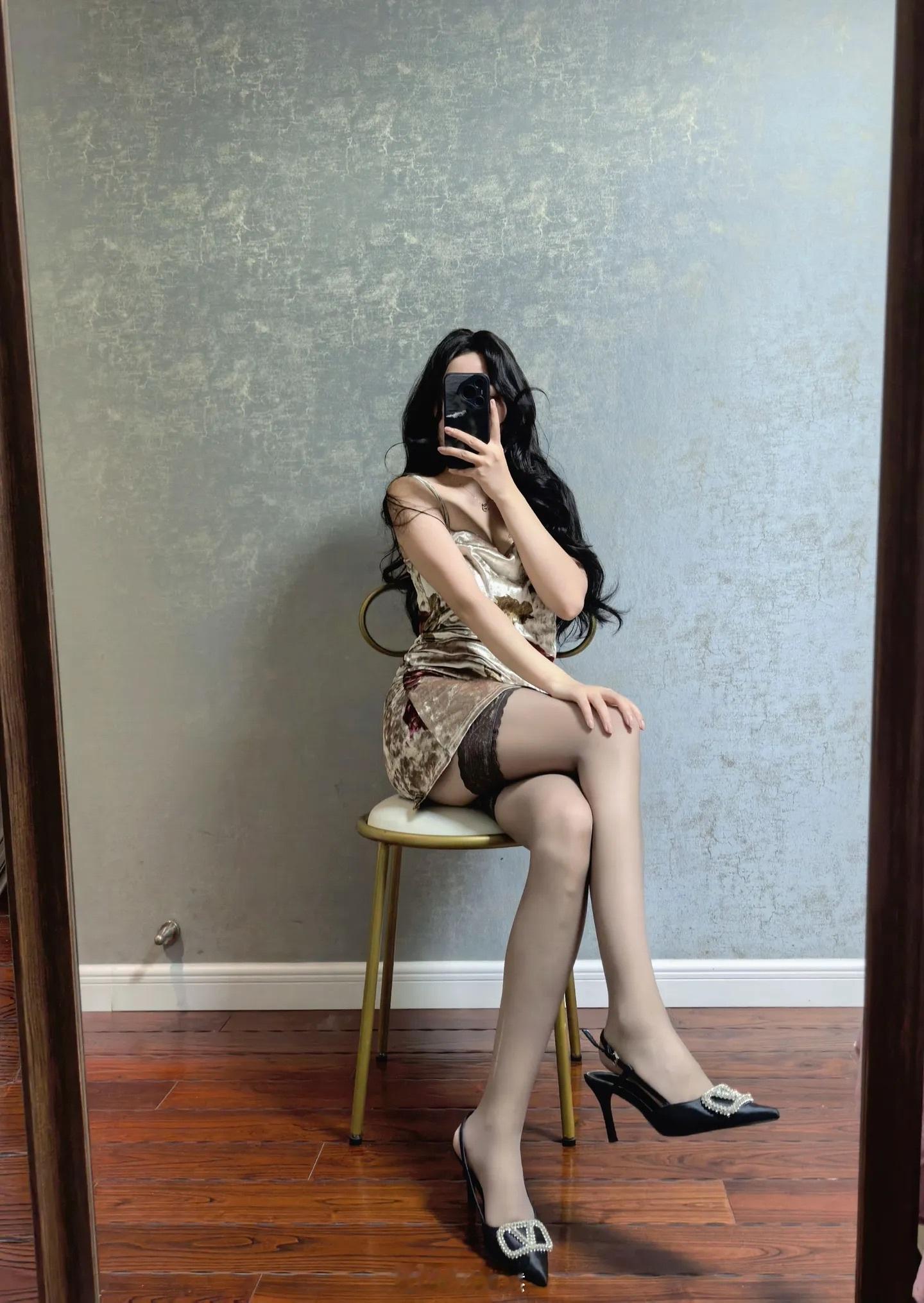 吊带裙配黑丝真的是绝配[yeah]  ​​​