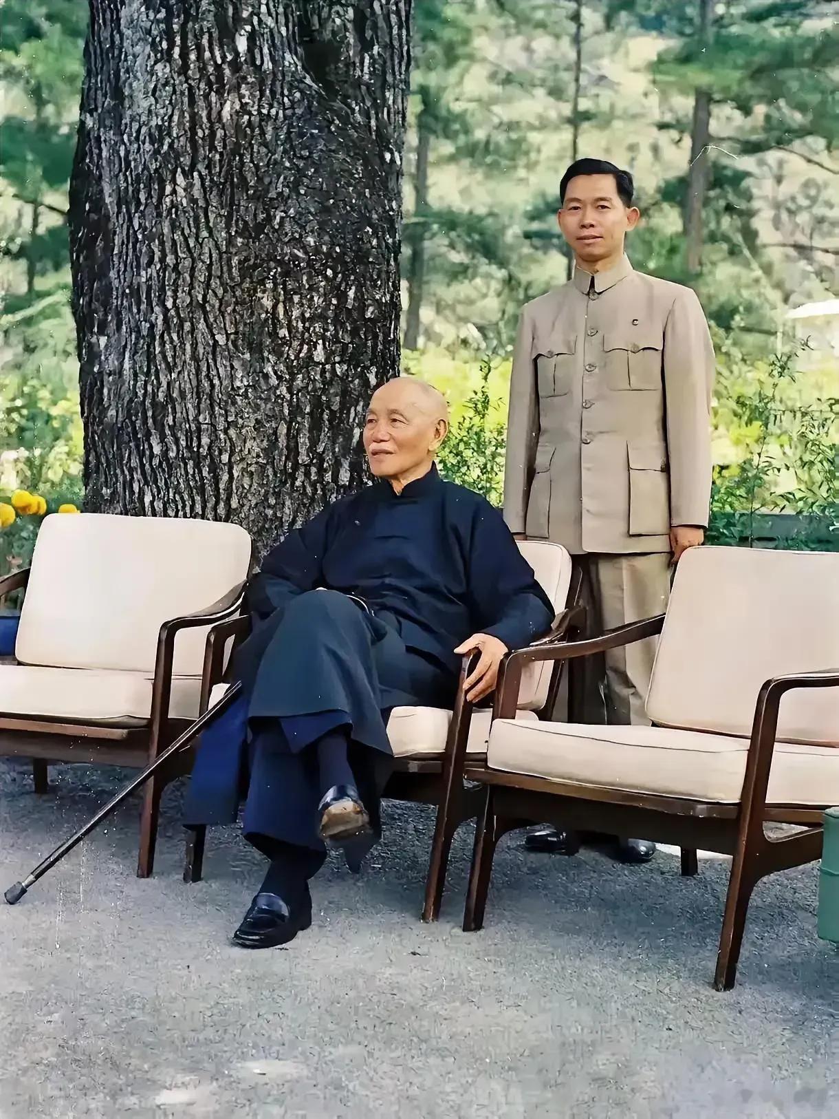 这是1974年，已经87岁的蒋介石在台湾府邸的一张留影，蒋介石已经到了风烛残年了