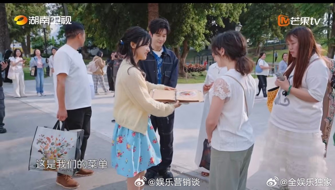 沈月[超话]外国幼崽对沈月又亲又抱中餐厅名场面中餐厅沈月揽客成功后那小表情，自信