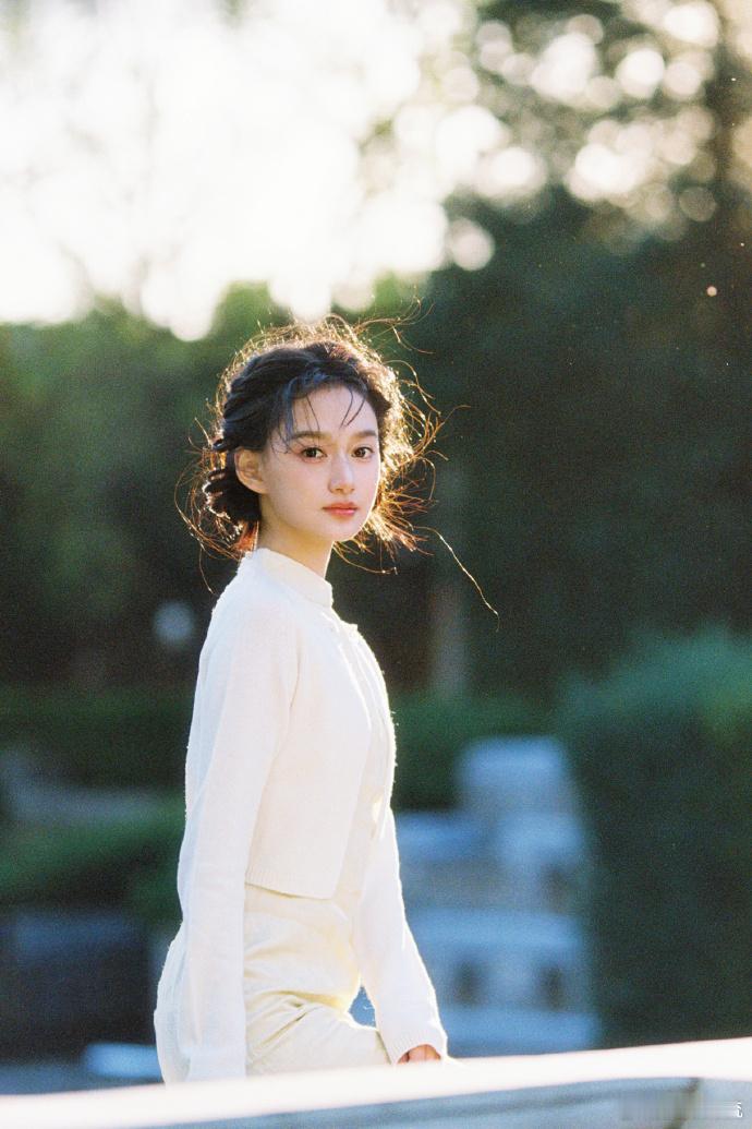 夏梦扑面而来的清新感 谁能扛得住夏梦这份扑面而来的清新感，自带清甜气场又清爽通透