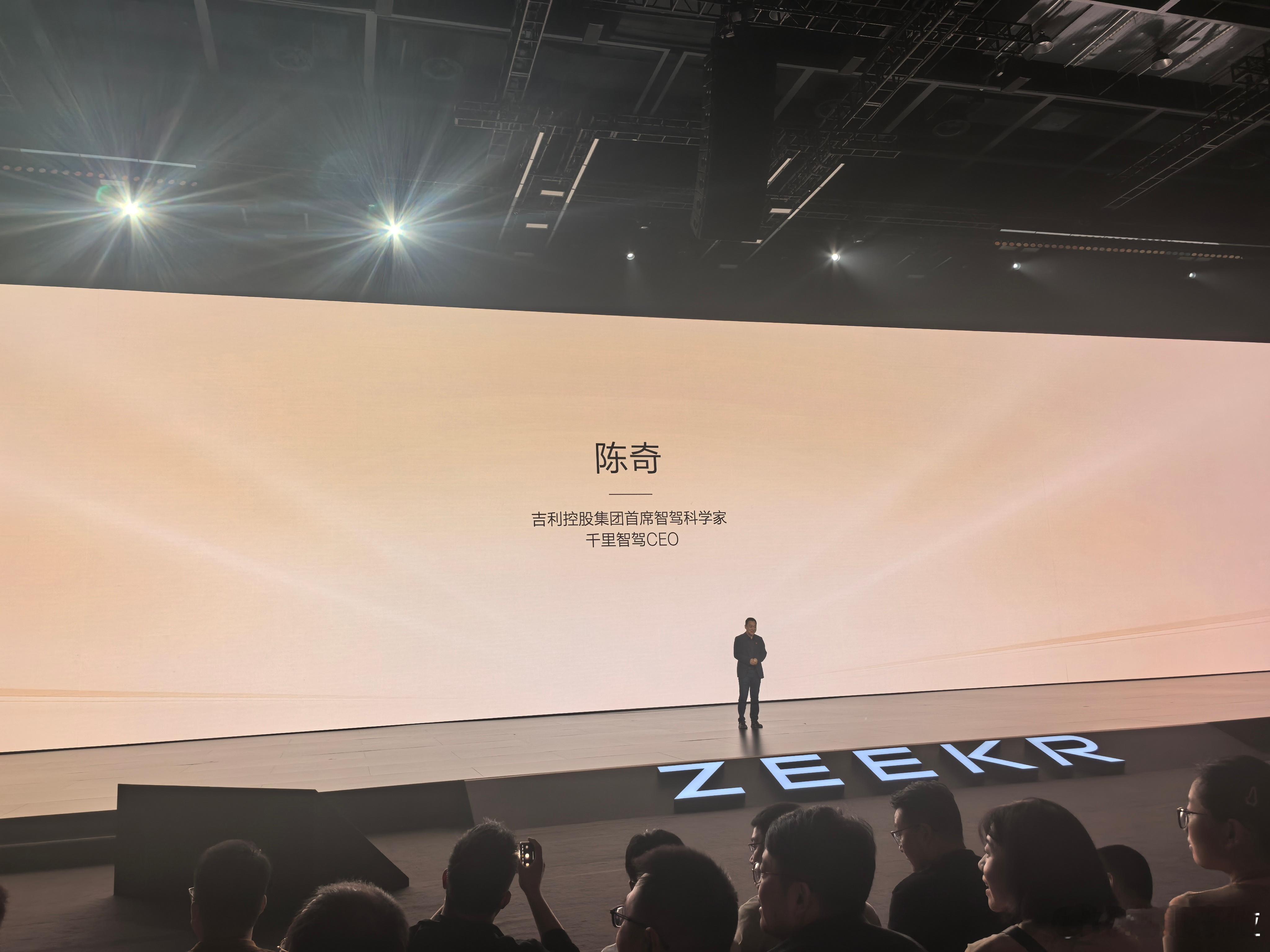 千里浩瀚从技术路线和人力资源角度看就像智驾领域的荣耀