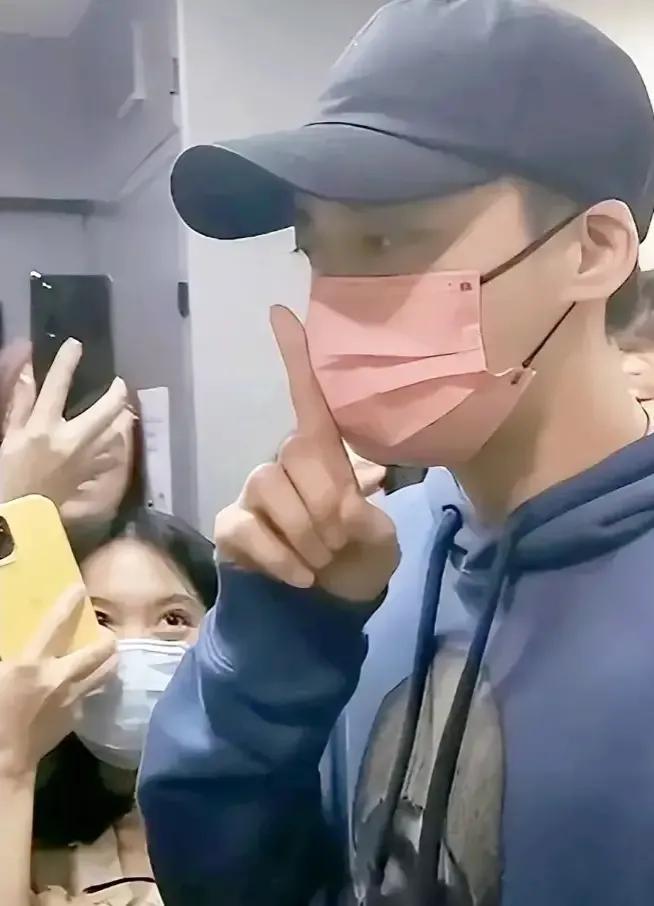 妹子看李易峰的眼神让人破防，
她曾经有多喜欢这个偶像啊！
可惜错了就是错了，就算