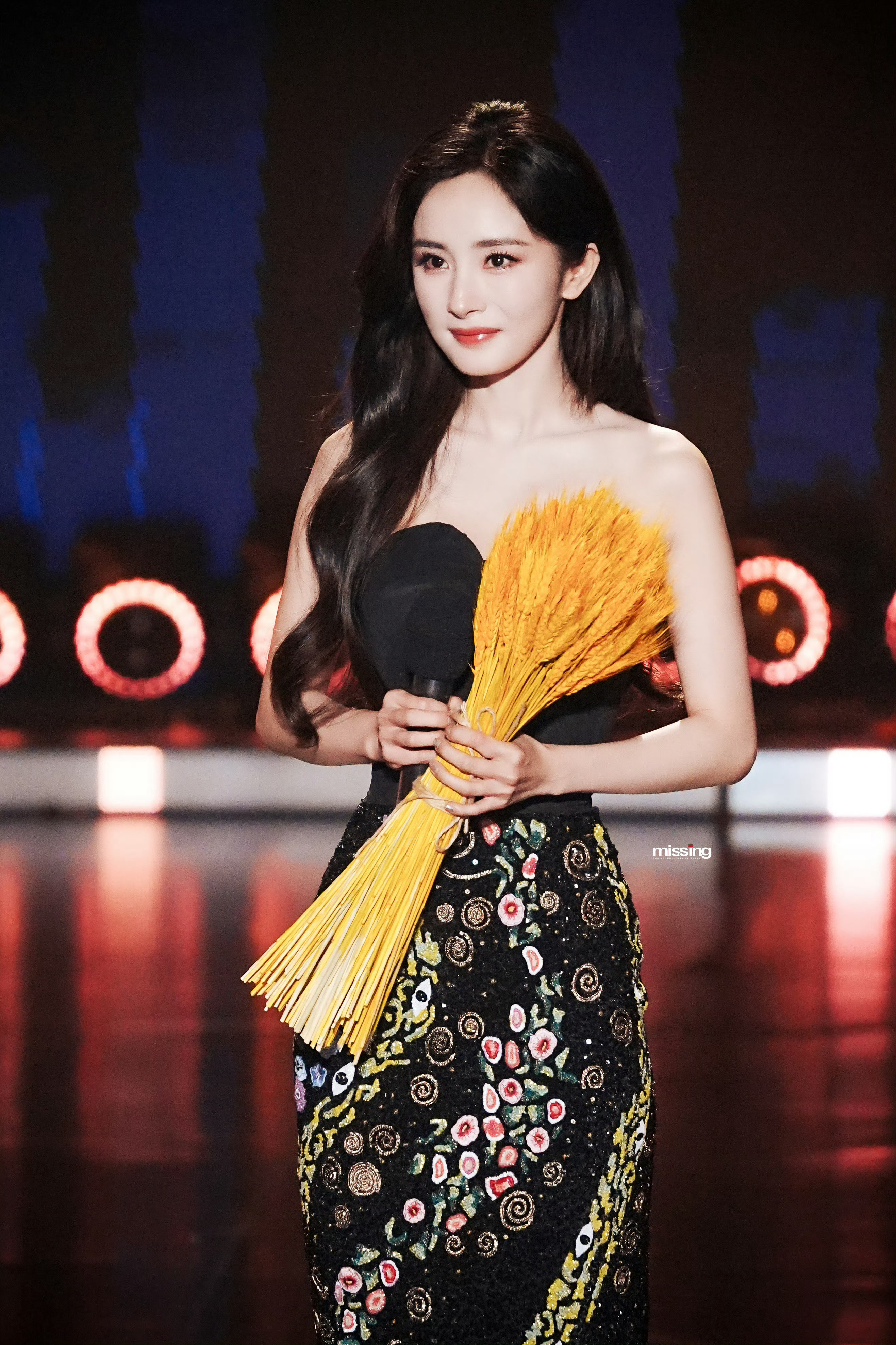 杨幂没走红毯杨幂在参加2025中国广电视听精品之夜主办单位是国家广电总局和北京市